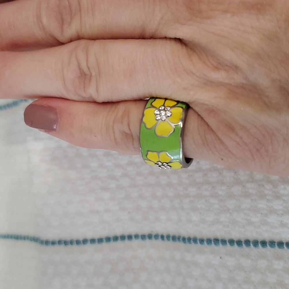 Green‎ and yellow flower enamel fashion ring. Size 5 - Picture 2 of 3